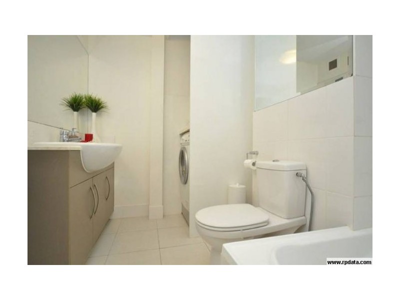 2/104 Eugaree Street, Southport QLD 4215