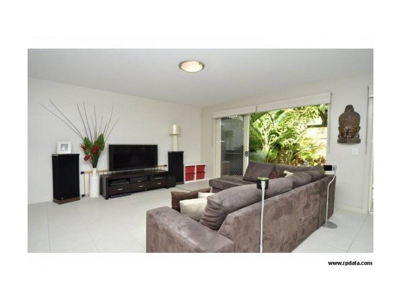 2/104 Eugaree Street, Southport QLD 4215