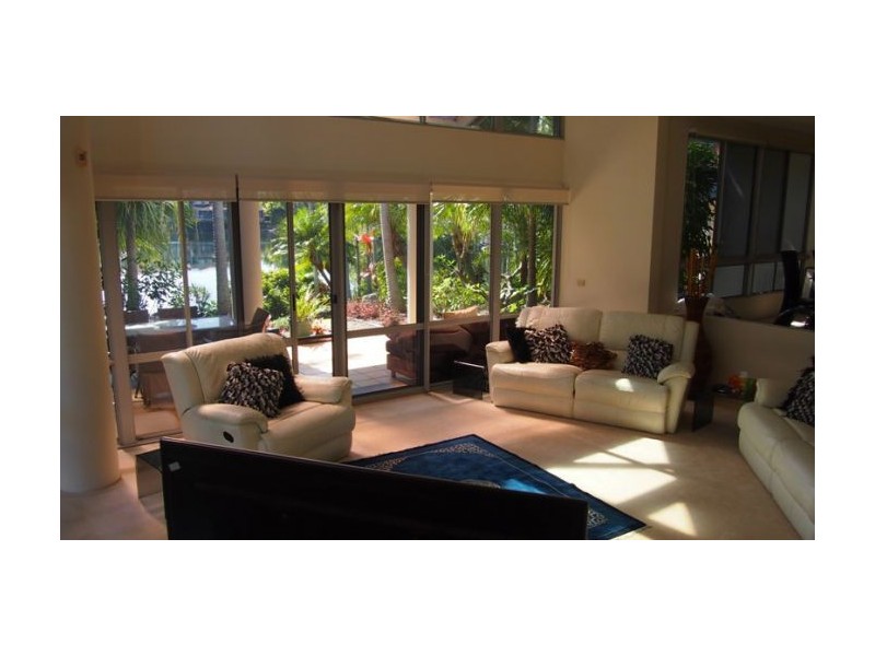 8 125 Santa Cruz Blvd, Clear Island Waters QLD 4226