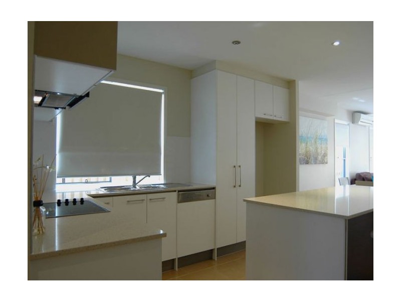 1/5a Ashton Street, Labrador QLD 4215