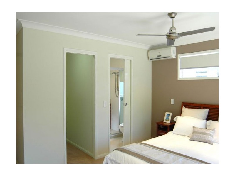 1/5a Ashton Street, Labrador QLD 4215