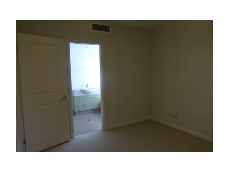 1/27 Gordon Street, Labrador QLD 4215