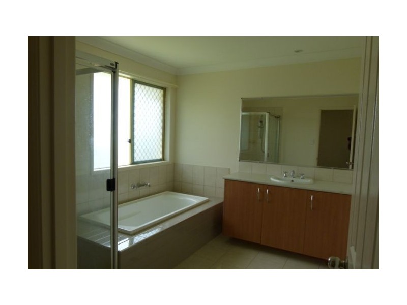 113 Crestwood Drive, Molendinar QLD 4214