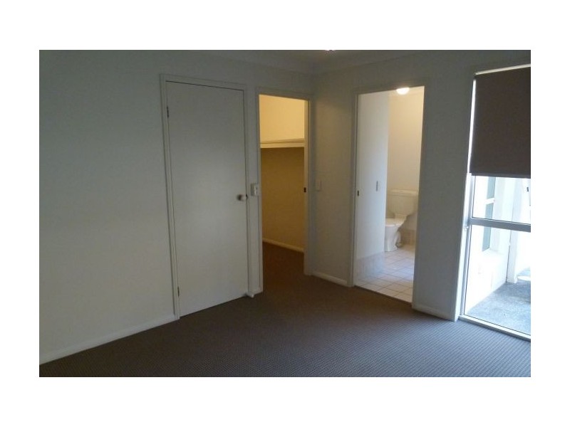 1/128 Greenacre Drive, Parkwood QLD 4214