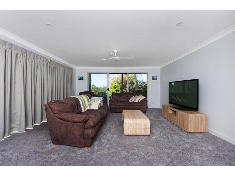 6 Seascape Close, Narrawallee NSW 2539