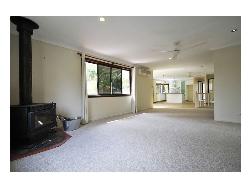 8 Blacksmiths Lane, Uki NSW 2484