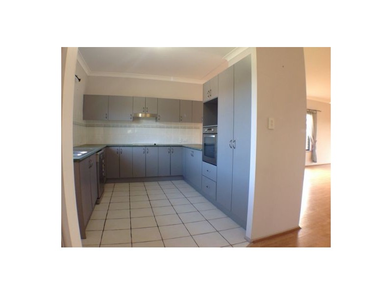 4 Selkirk Close, Oxley QLD 4075