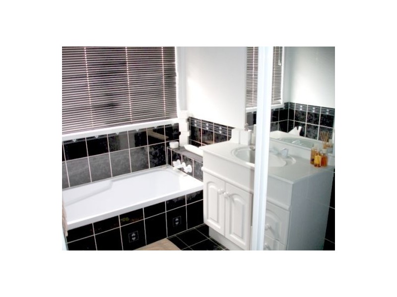 102 McPherson Road, Sinnamon Park QLD 4073