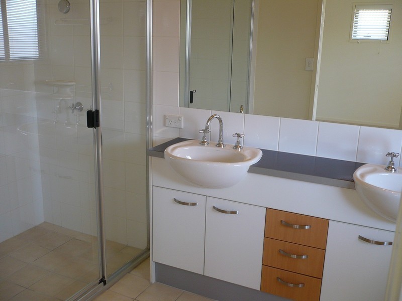 7 4  Greenway Circuit, Mount Ommaney QLD 4074
