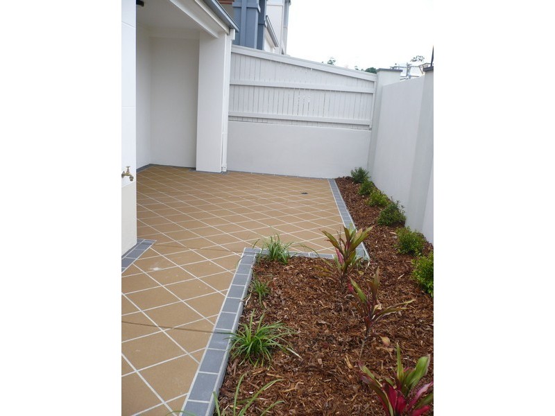 1 Fairway Court, Mount Ommaney QLD 4074