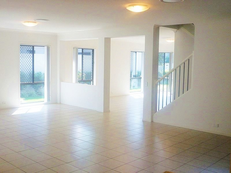 8 Greenway Circuit, Mount Ommaney QLD 4074