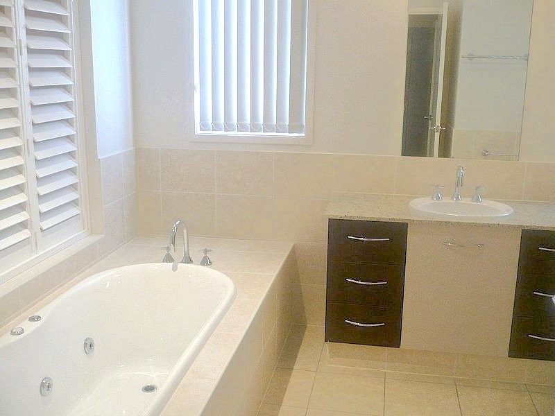 8 Greenway Circuit, Mount Ommaney QLD 4074