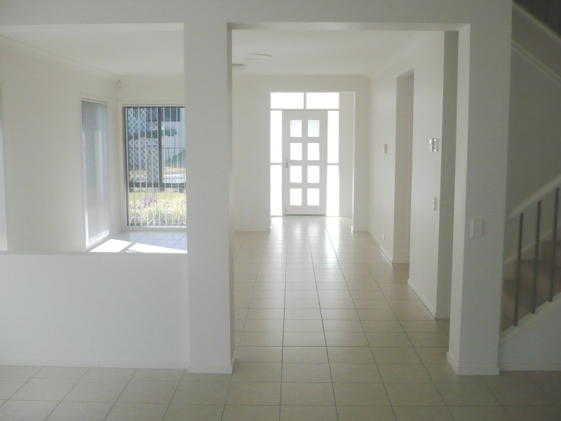 8 Greenway Circuit, Mount Ommaney QLD 4074