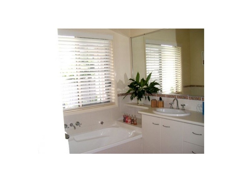 12 Lakeside Circuit, Sinnamon Park QLD 4073