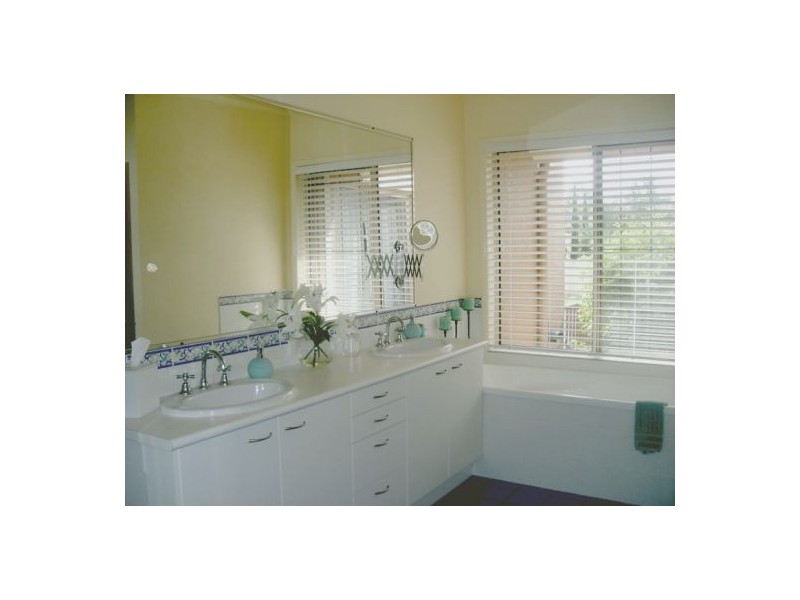 12 Lakeside Circuit, Sinnamon Park QLD 4073