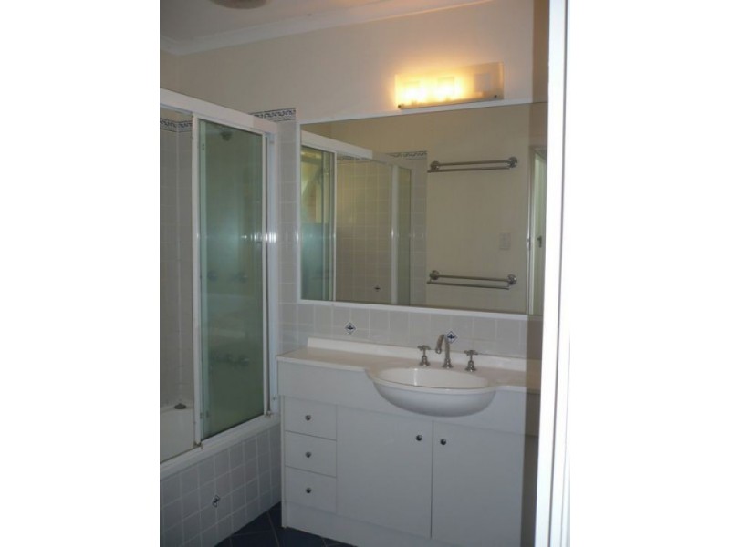 2 Praeger Street, Chapel Hill QLD 4069