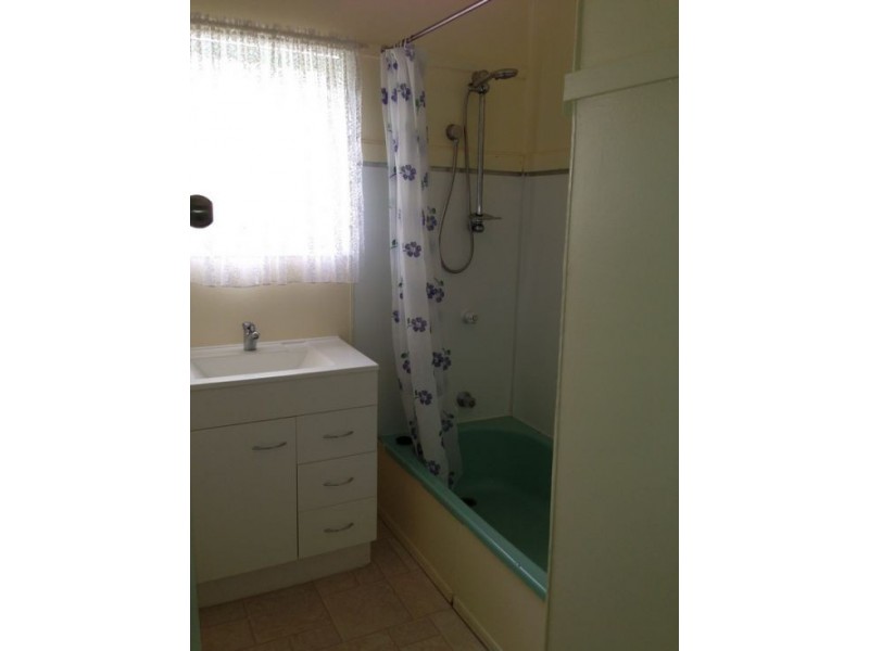 17 Thompson Street, Silkstone QLD 4304