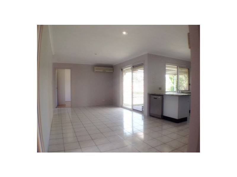 8 Meadow Place, Middle Park QLD 4074
