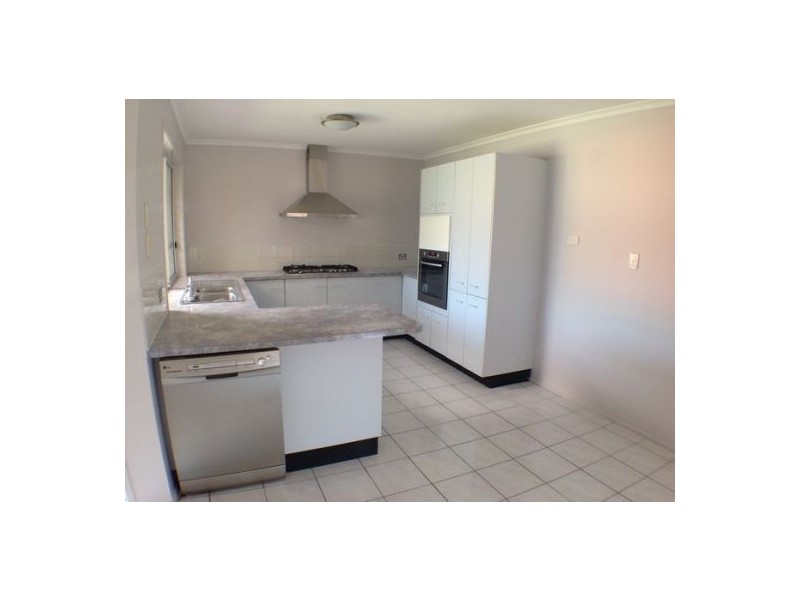 8 Meadow Place, Middle Park QLD 4074