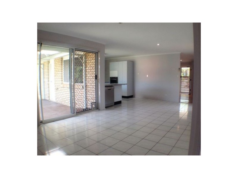 8 Meadow Place, Middle Park QLD 4074