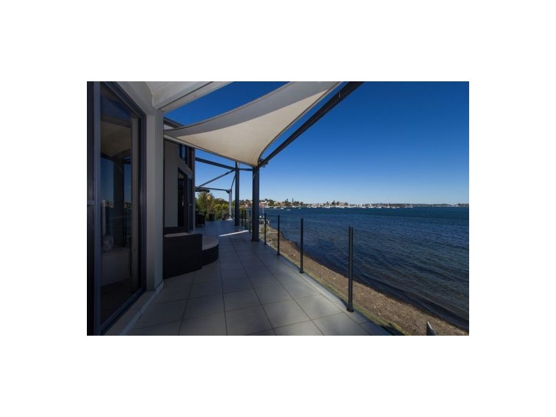 2-2 Ross Street, Belmont NSW 2280