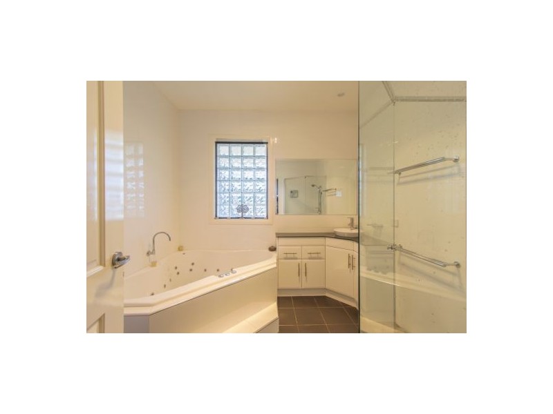 2-2 Ross Street, Belmont NSW 2280
