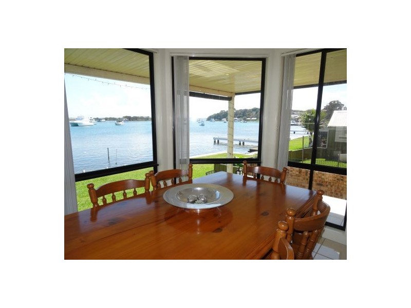 17 Marks Parade, Marks Point NSW 2280