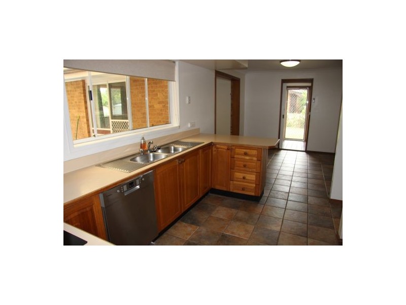 8 Lindeman Close, Eleebana NSW 2282