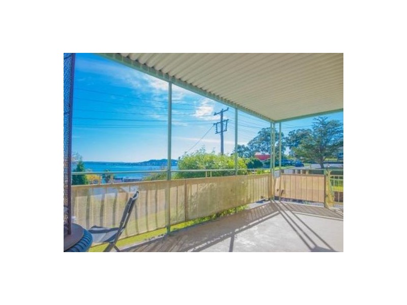 6 Eleebana Road, Eleebana NSW 2282