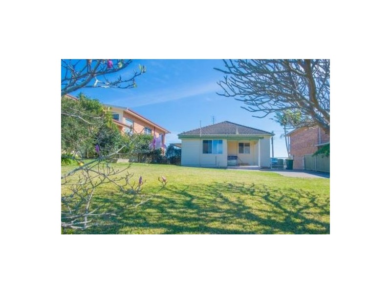 6 Eleebana Road, Eleebana NSW 2282