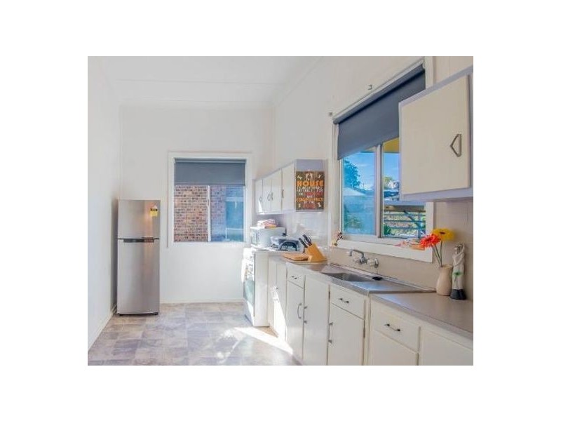 6 Eleebana Road, Eleebana NSW 2282