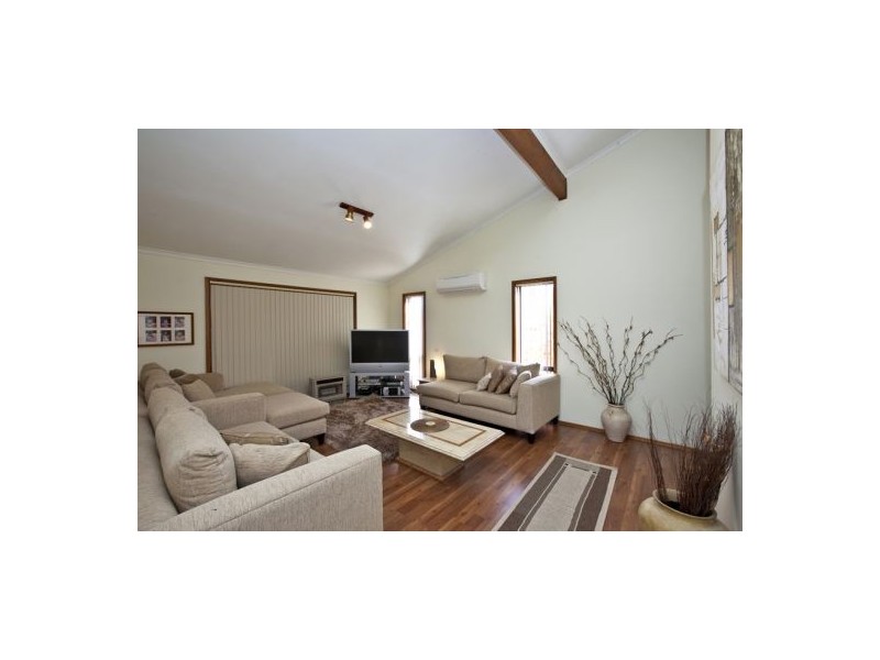 16 Trafalgar Cres, Valentine NSW 2280