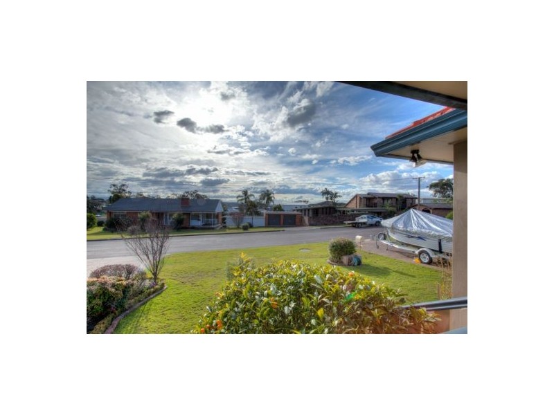 42 Lurnea Crescent, Valentine NSW 2280