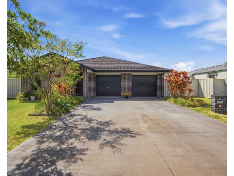 11-11A Seabeach Street, Sandy Beach NSW 2456