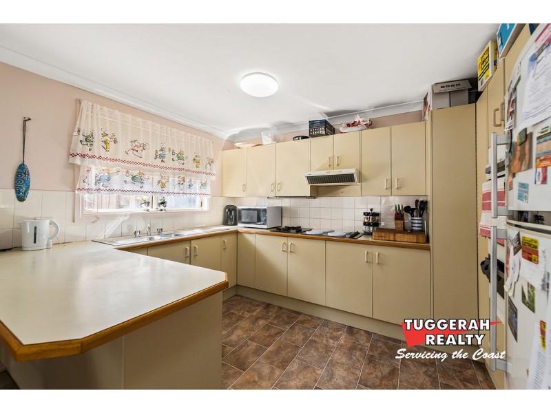 1/2 Holly Close, Lake Haven NSW 2263