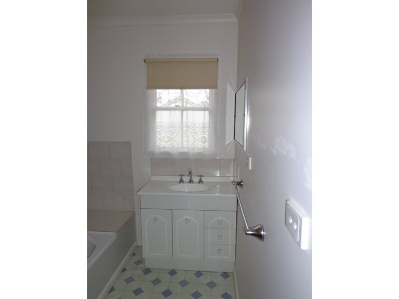 18 Kokoda Avenue, Hamilton VIC 3300