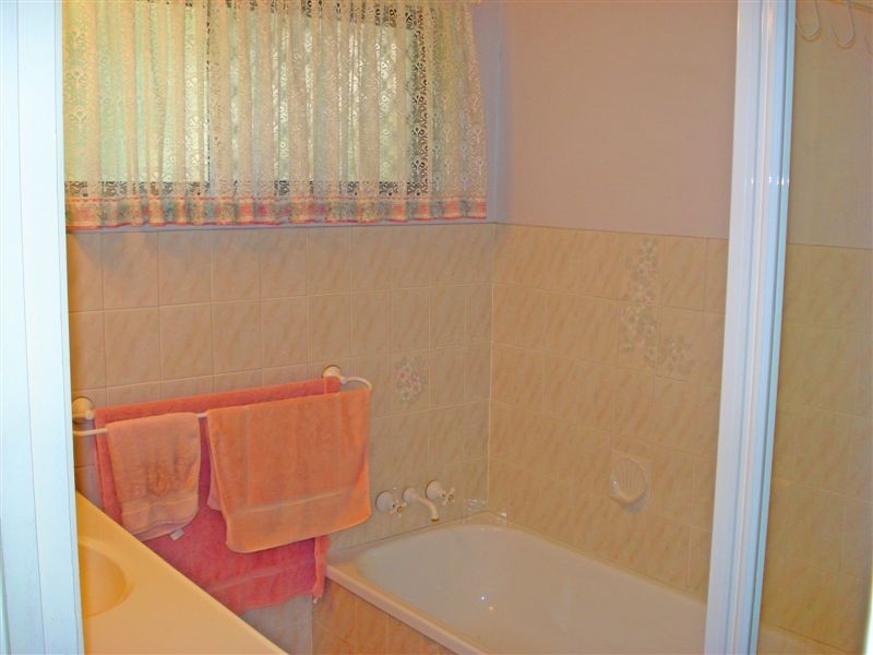 22 Lowanna Drive, Ashmore QLD 4214