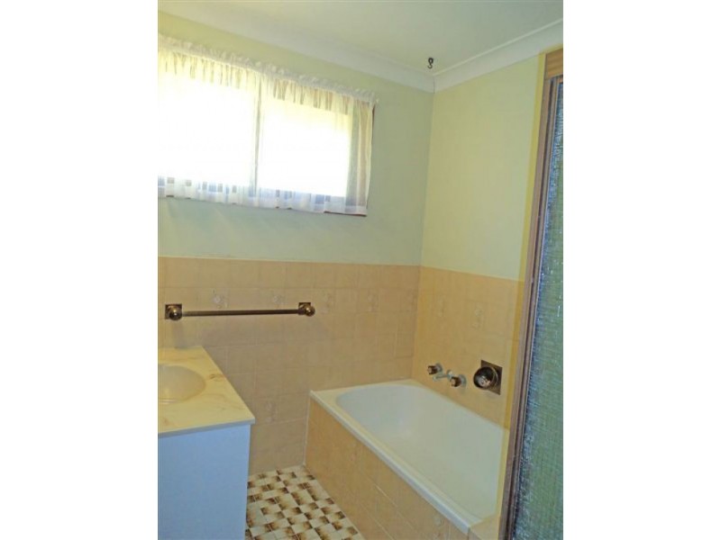 4 Roba Place, Ashmore QLD 4214