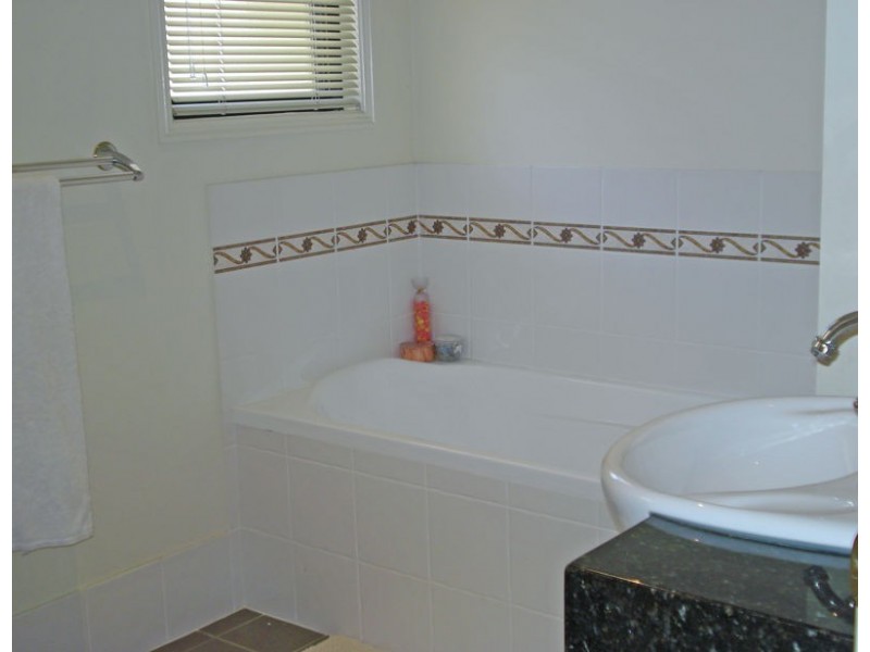 2/141 Cotlew Street, Ashmore QLD 4214