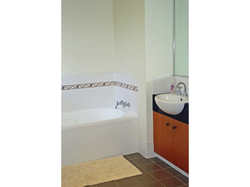 2/141 Cotlew Street, Ashmore QLD 4214