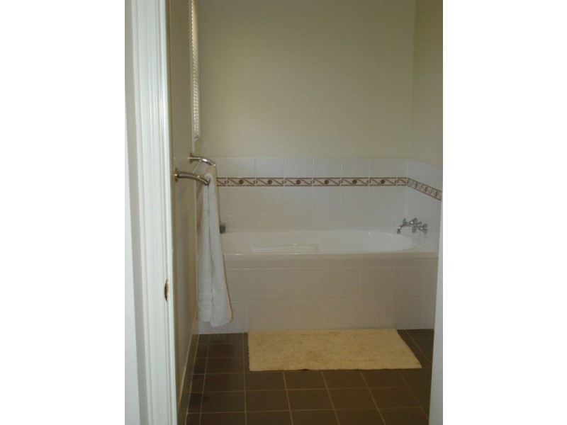 2/141 Cotlew Street, Ashmore QLD 4214