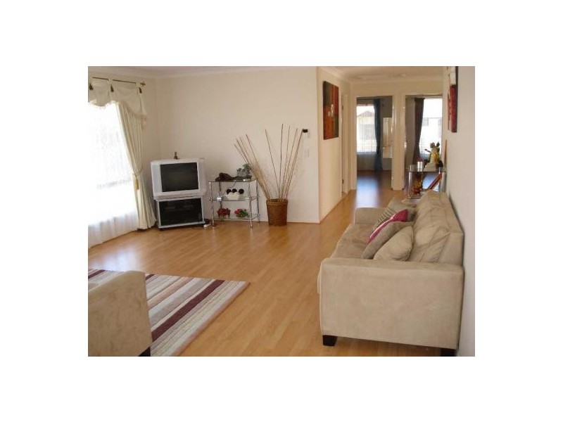 27 Zane St, Molendinar QLD 4214