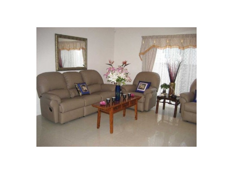 27 Zane St, Molendinar QLD 4214