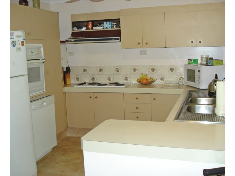 12 CRINUM CRESCENT, Southport QLD 4215