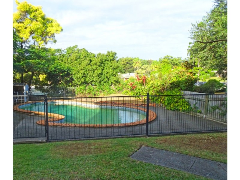 52 Ridgeway Avenue, Southport QLD 4215