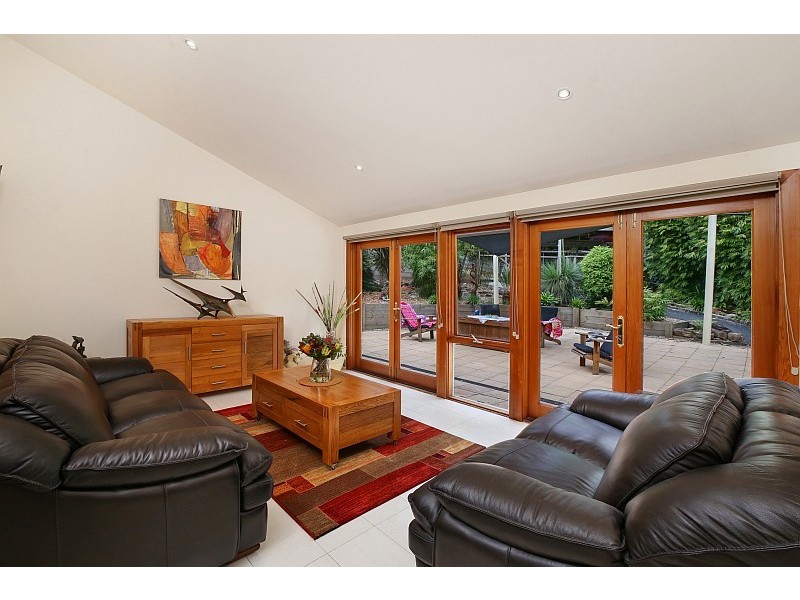 10 Mary Elizabeth Crescent, North Avoca NSW 2260