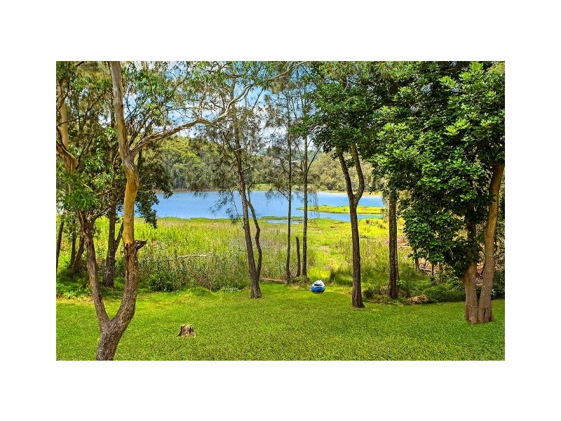16 Lake Shore Drive, North Avoca NSW 2260