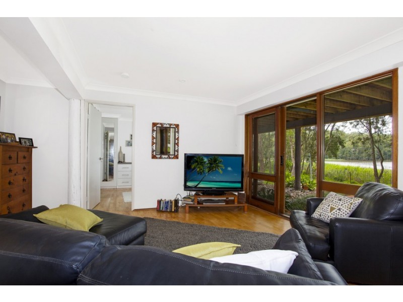 16 Lake Shore Drive, North Avoca NSW 2260