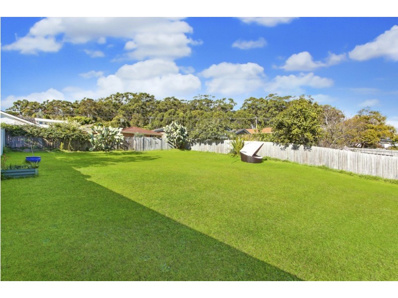11 Poplars Avenue, Bateau Bay NSW 2261