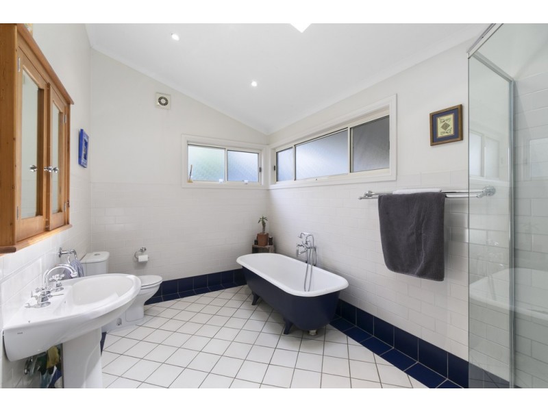 77 Lake Shore Drive, North Avoca NSW 2260